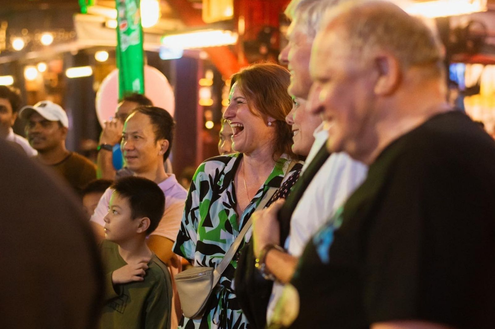 Bầu không khí náo nhiệt ở phố Tây