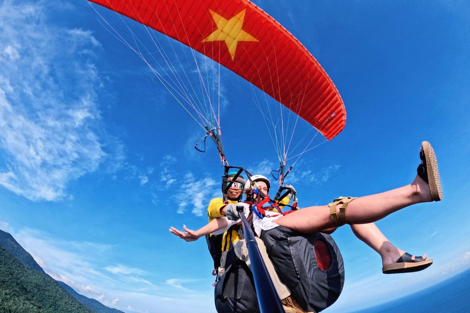 Bay dù lượn khi thời tiết nắng đẹp