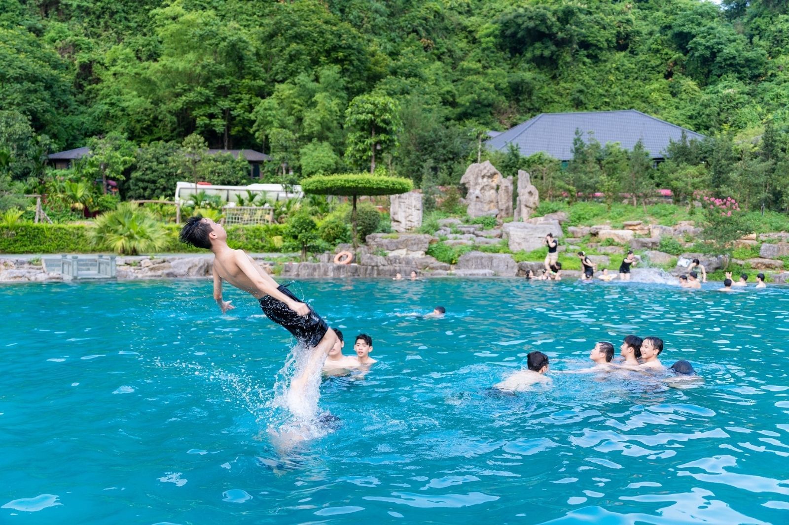 Bể bơi ở khu du lịch Thung Nham 