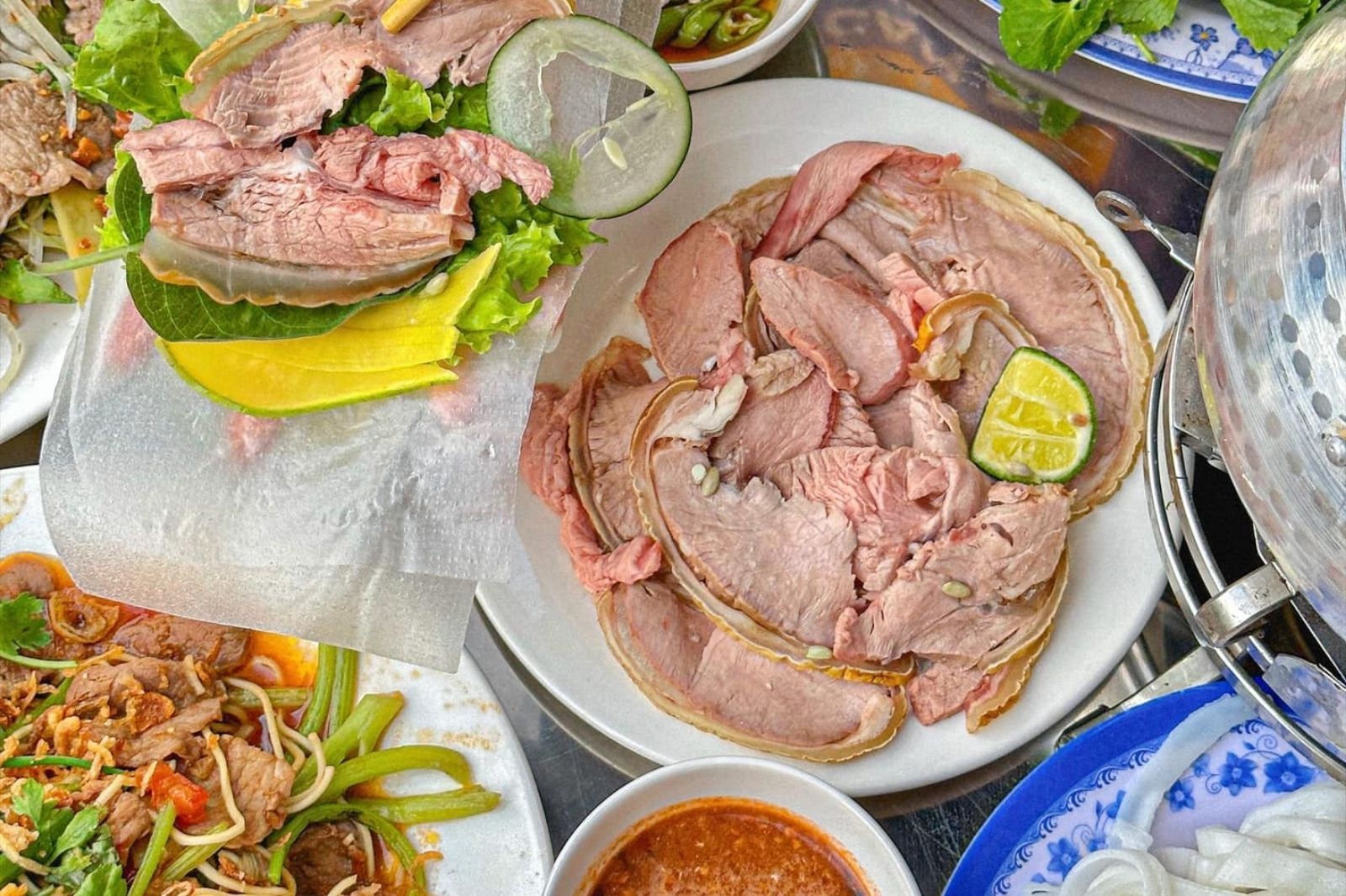 Bê thui Cầu Mống là món ăn có nguồn gốc từ Quảng Nam