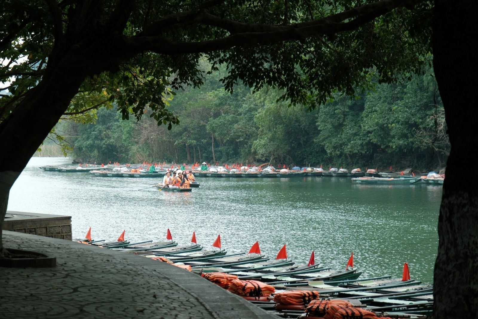 Bến thuyền là điểm xuất phát của hành trình 