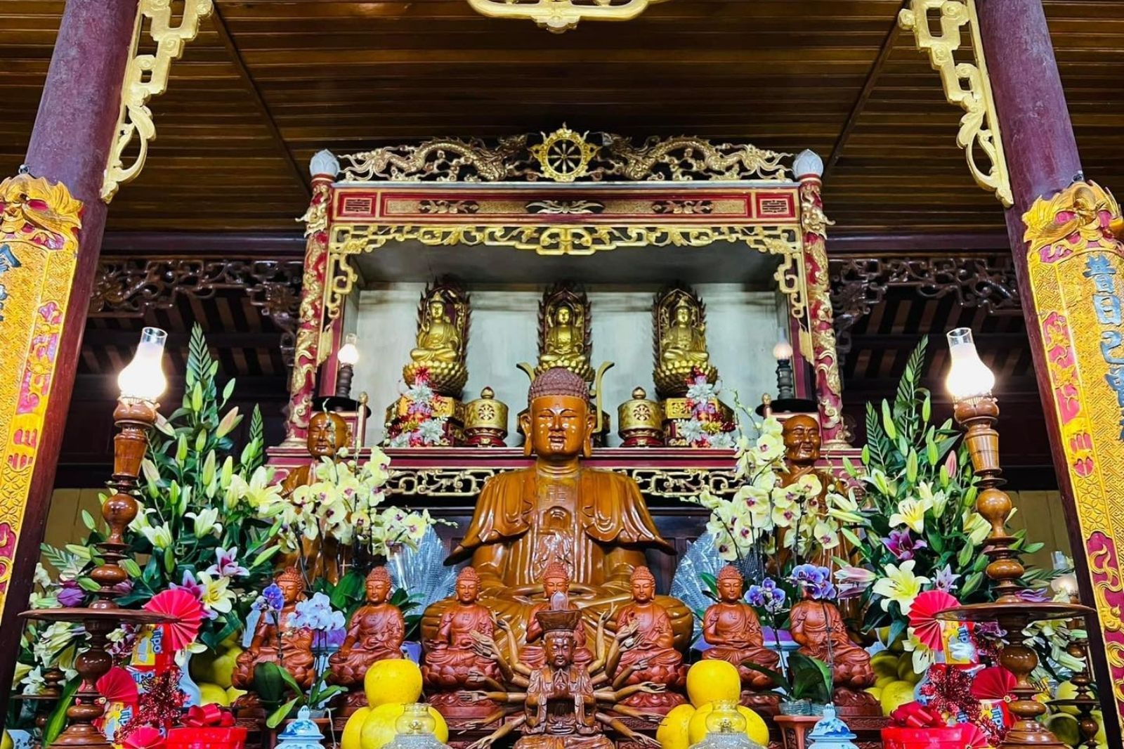 Bên trong chánh điện chùa Diên Thọ