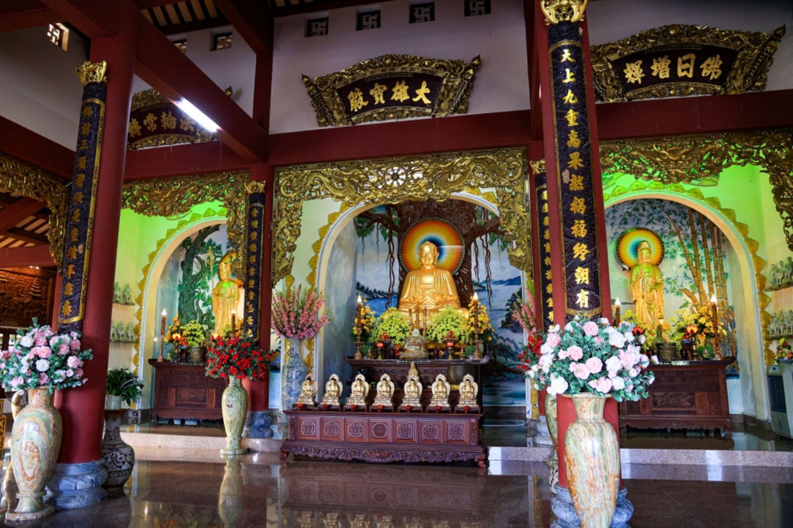 Bên trong chánh điện chùa Linh Ứng