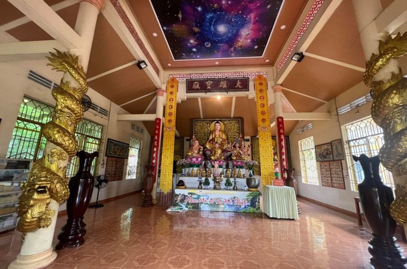 Bên trong chánh điện Chùa Sư Muôn