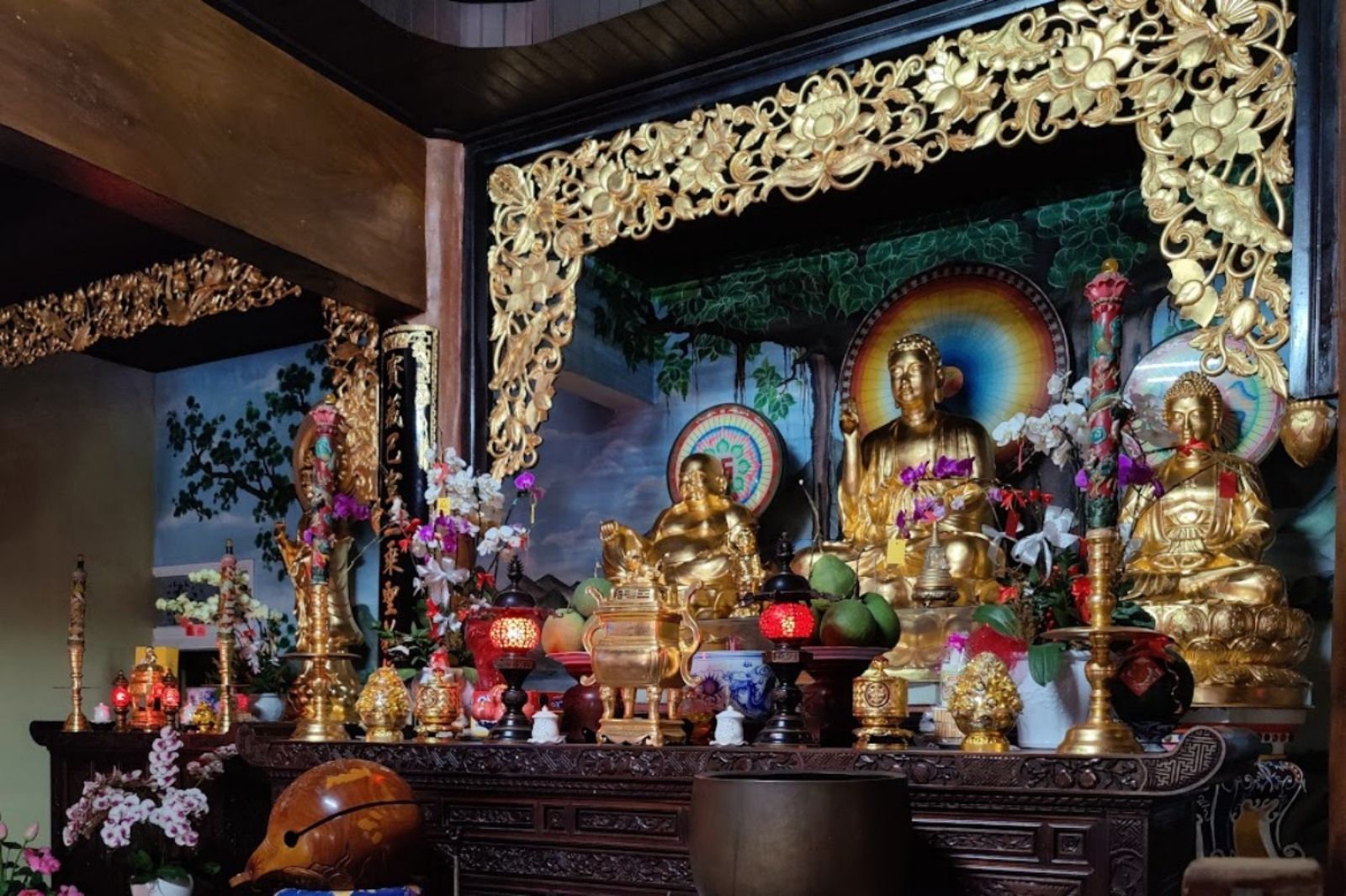 Bên trong chính điện chùa Pháp Bảo  