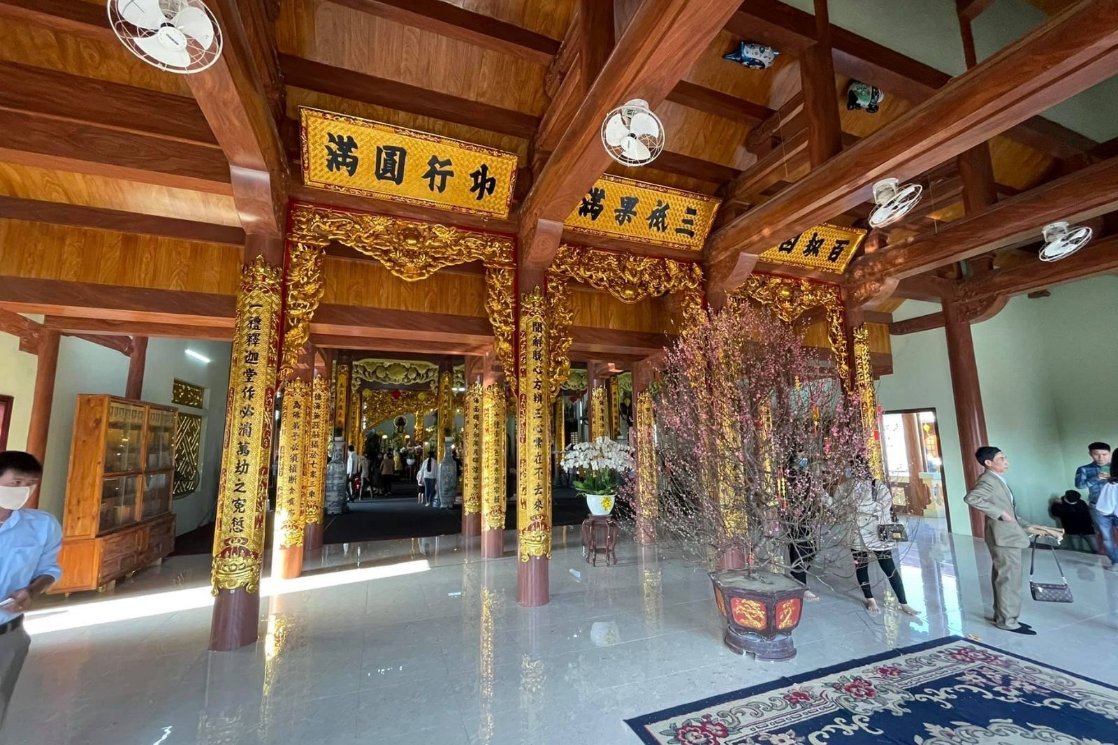 Bên trong chùa Cam Lộ