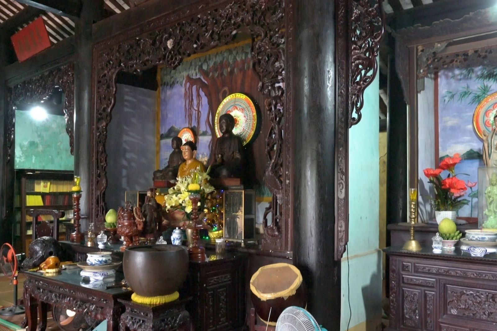 Bên trong chùa Hải Tạng  