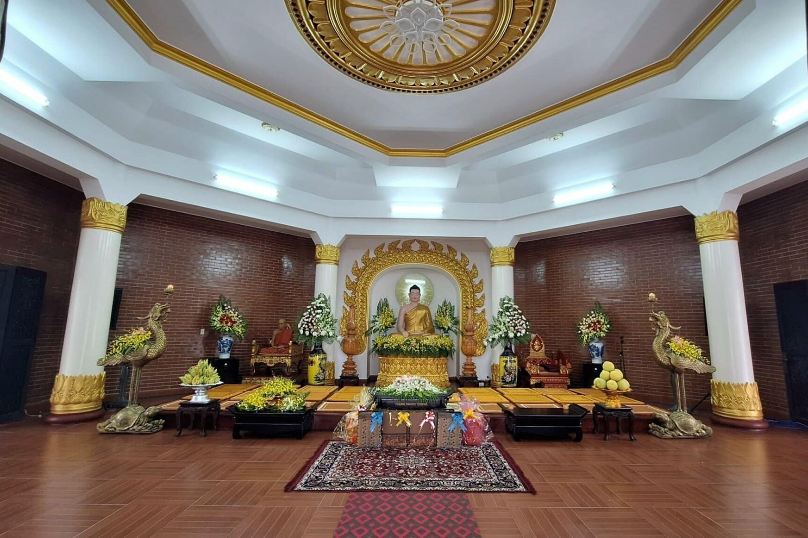 Bên trong chùa Thiền Lâm 