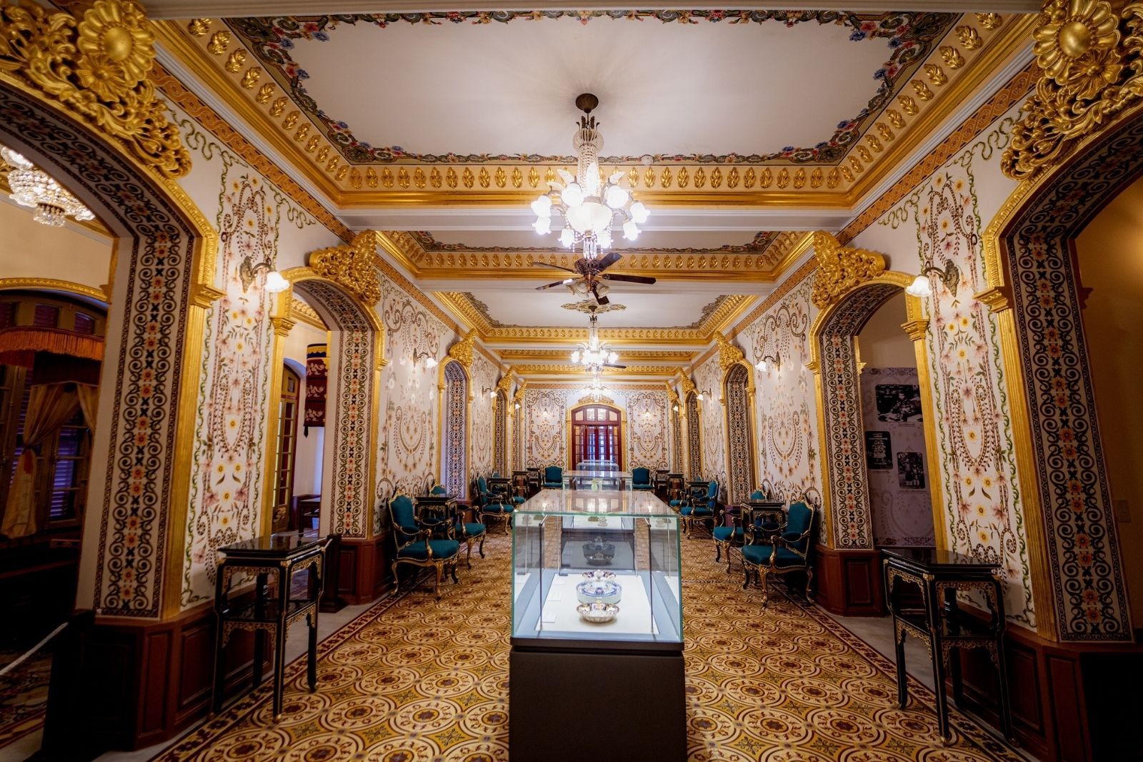 Bên trong cung điện uy nghi và bề thế