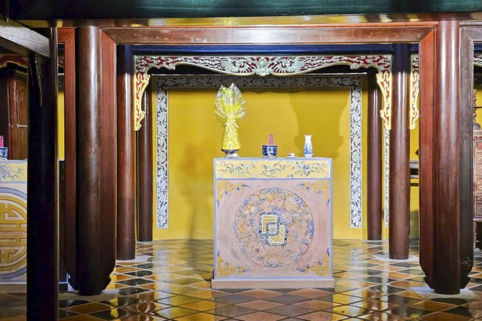 Bên trong điện thờ