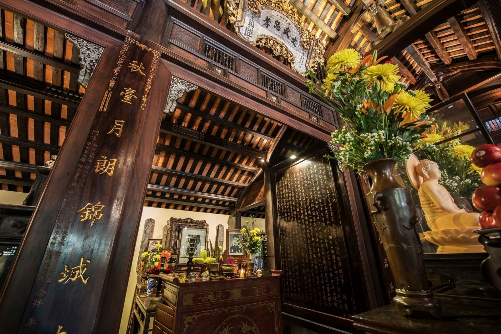 Bên trong gian nhà chính của nhà vườn An Hiên