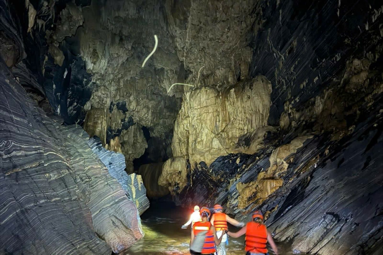 Bên trong hang Rục Mòn 