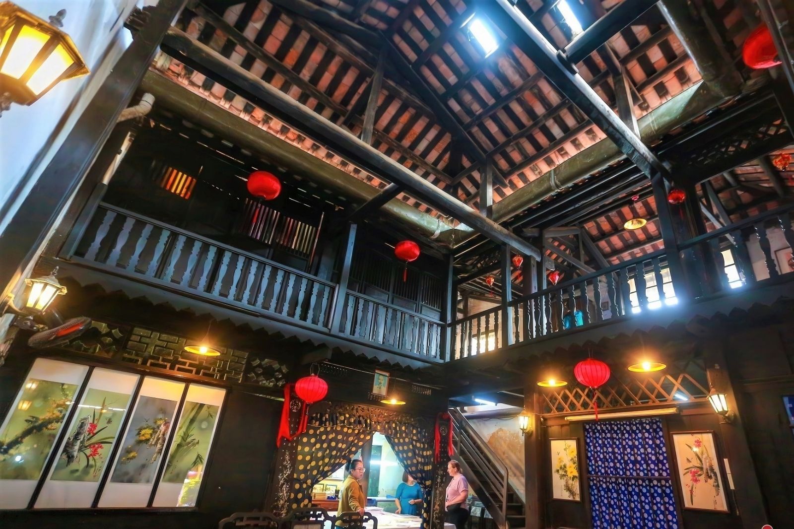 Bên trong nhà cổ Phùng Hưng