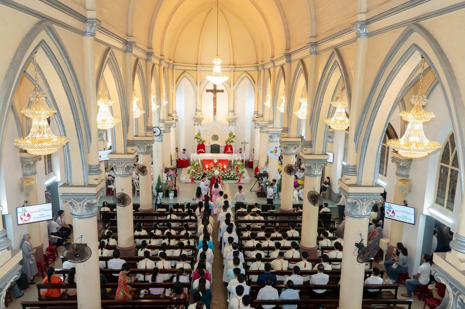 Bên trong nhà thờ chính tòa