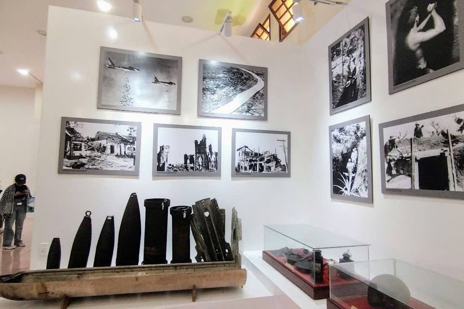 Bên trong nhà trưng bày vĩ tuyến 17