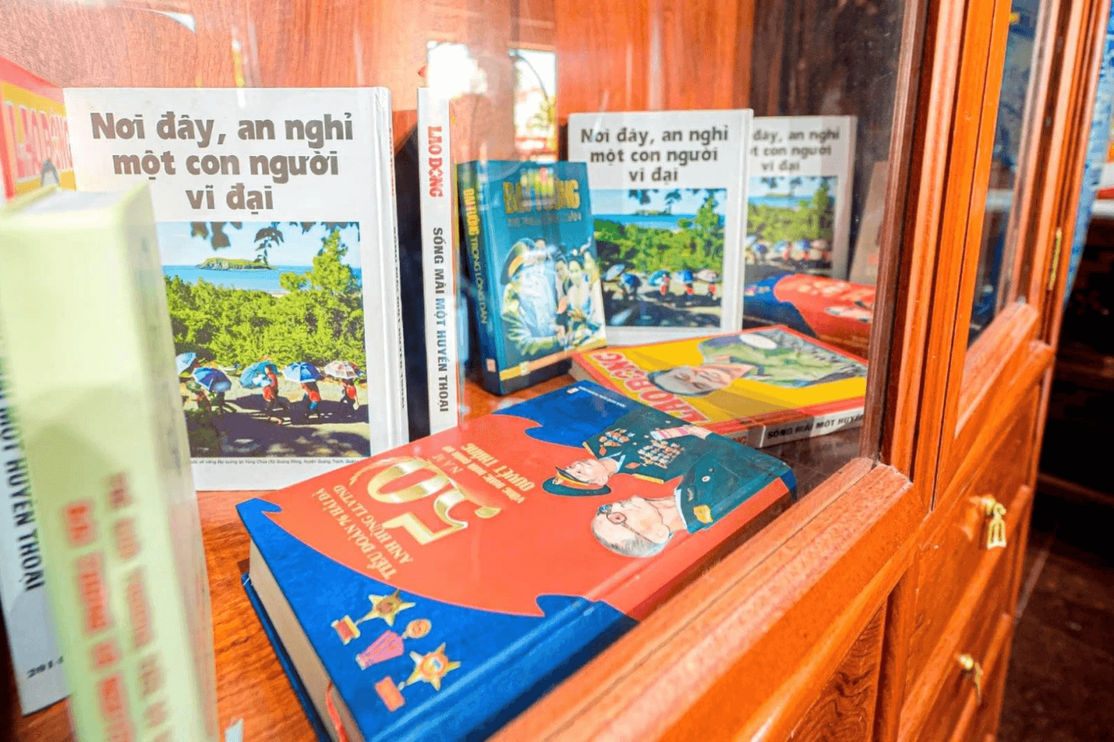 Bên trong nhà tưởng niệm 
