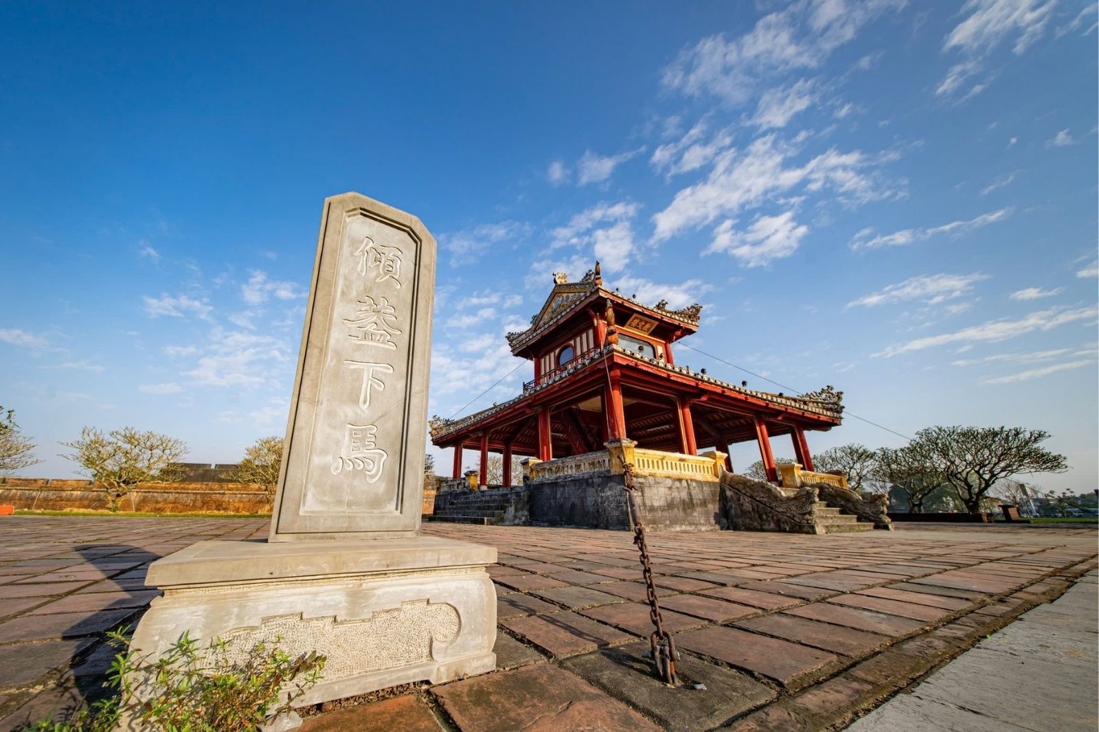 Bia đá trước Phu Văn Lâu 