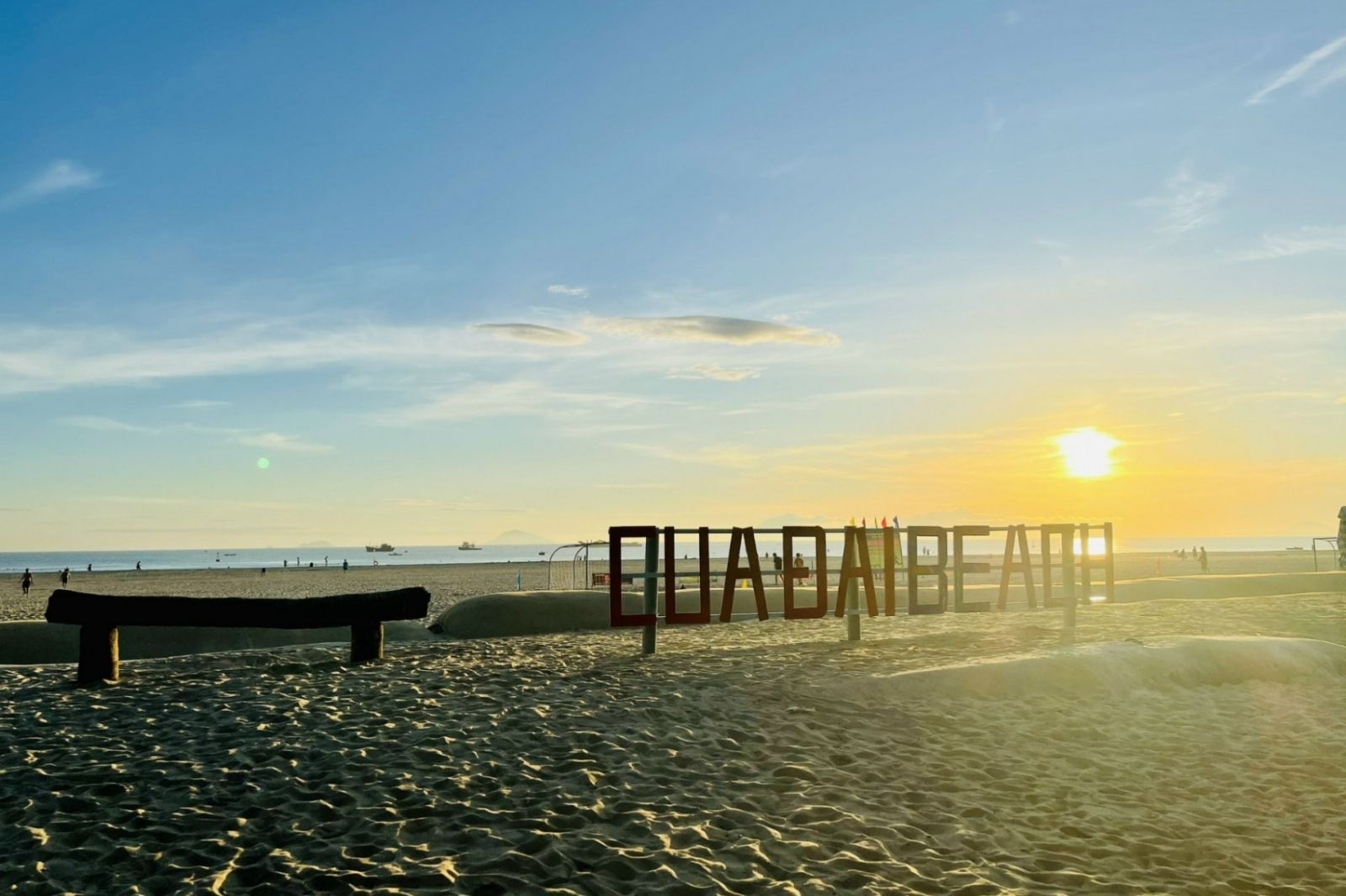 Biển Cửa Đại lúc bình minh 