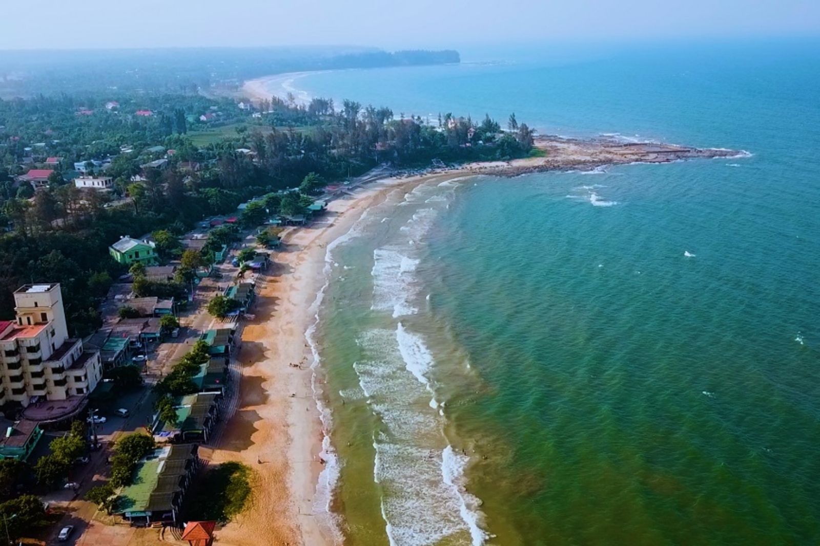 Biển Cửa Tùng mang vẻ đẹp hiền hòa 