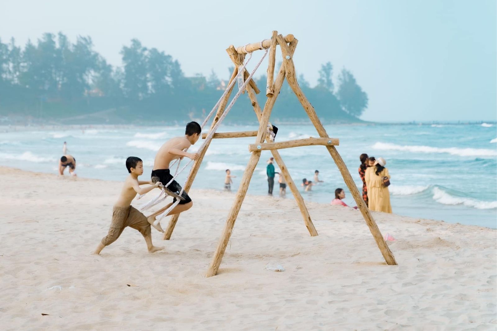Biển Cửa Tùng vào mùa hè 