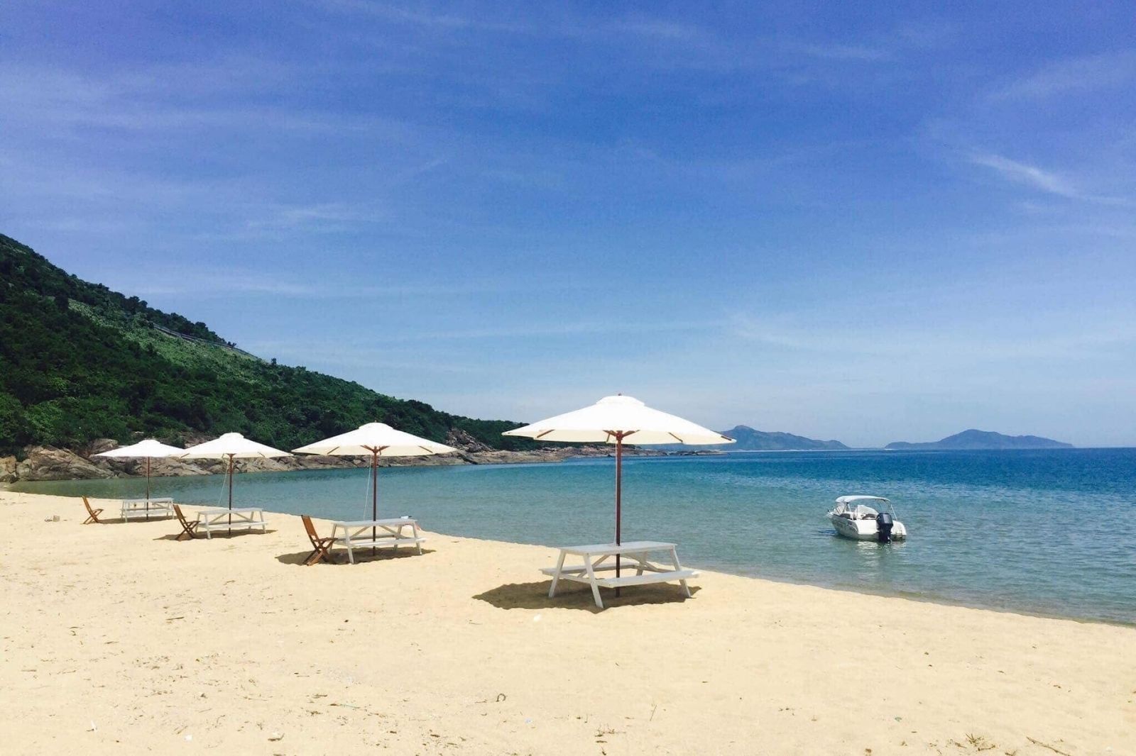 Biển Lăng Cô có sóng êm và bờ cát trắng mịn