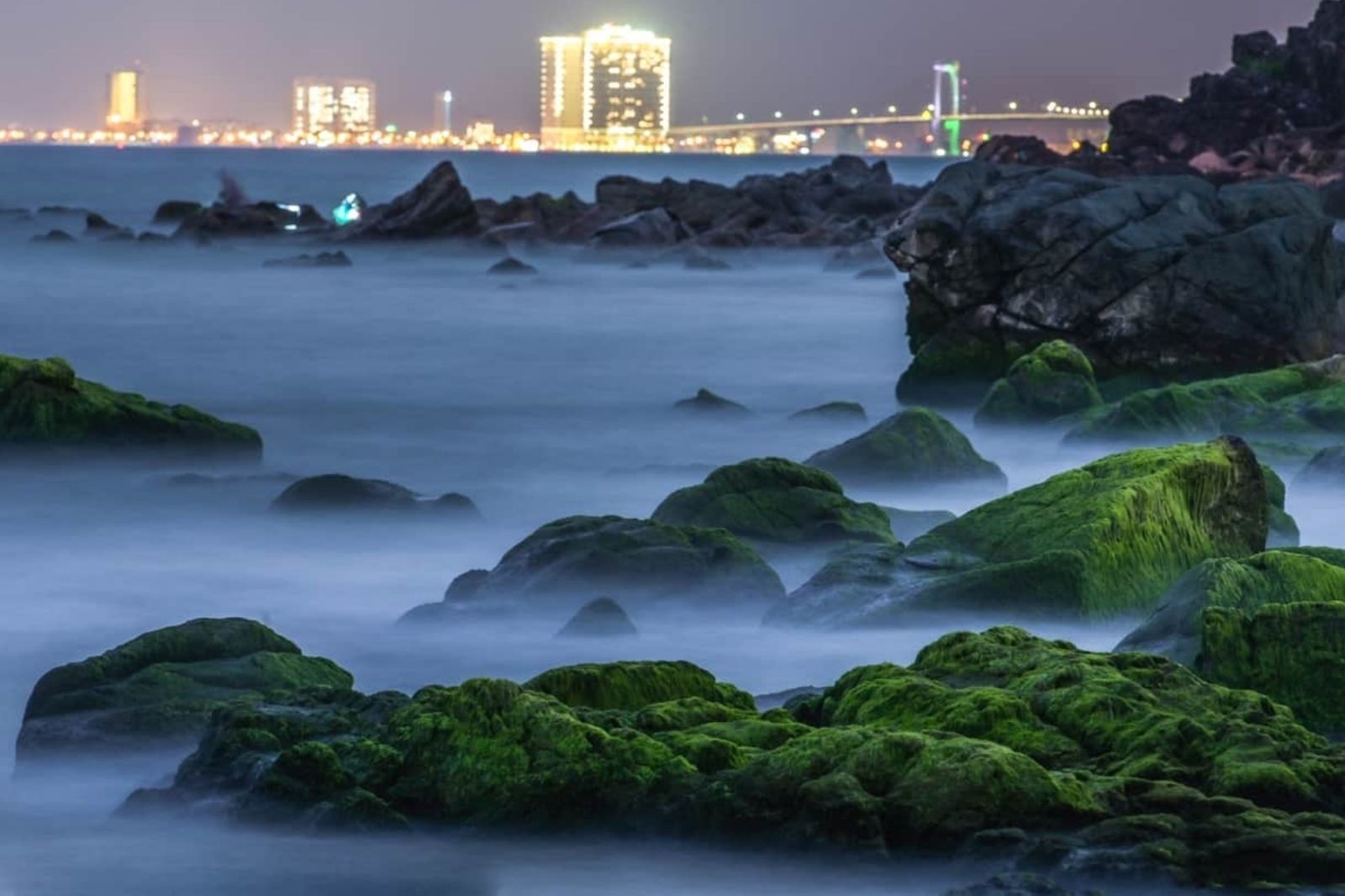 Biển Nam Ô nằm ngay dưới chân đèo Hải Vân  