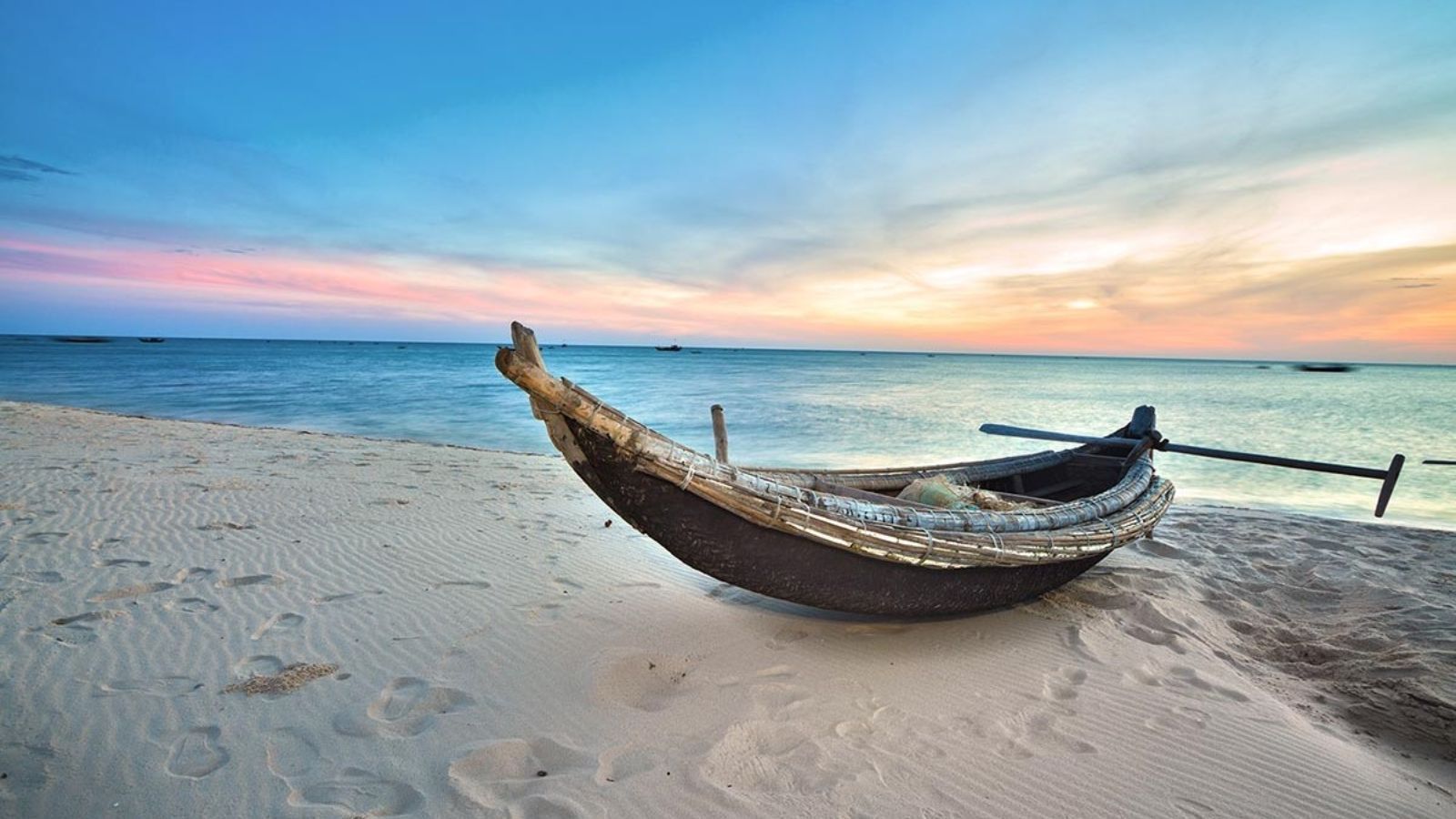 Cảnh biển Thuận An buổi sáng thật yên bình.