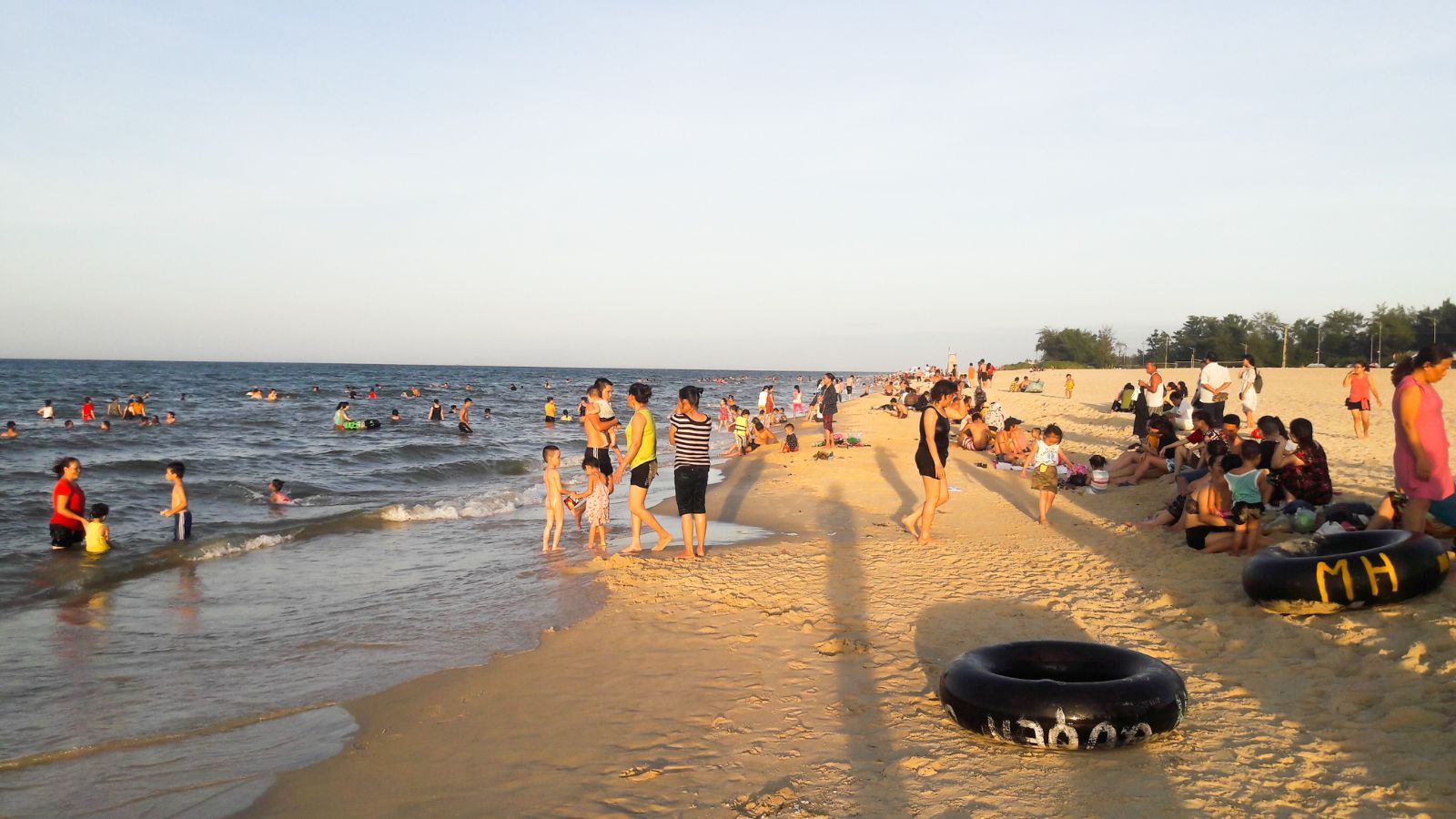 Du khách thư giãn và vui chơi tại bãi biển Thuận An.