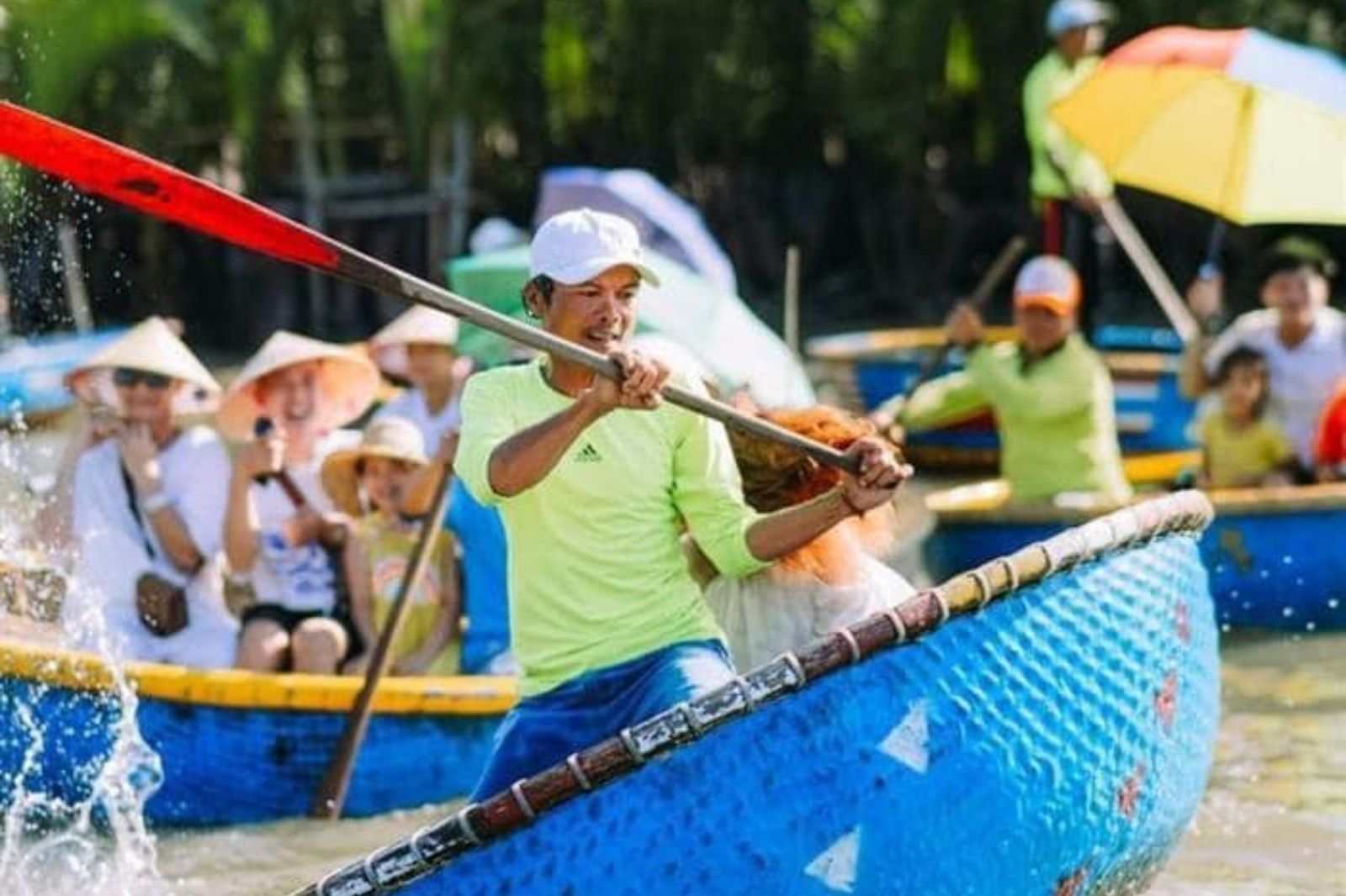 Biểu diễn múa thúng 