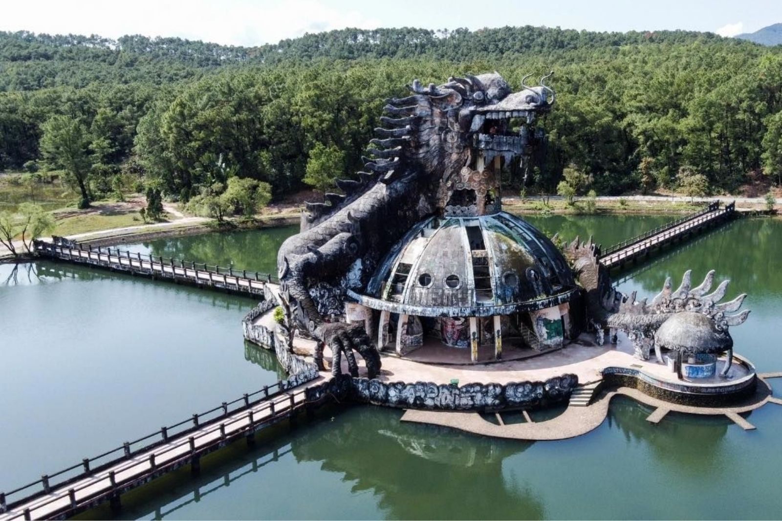 Biểu tượng con rồng khổng lồ nằm uốn lượn