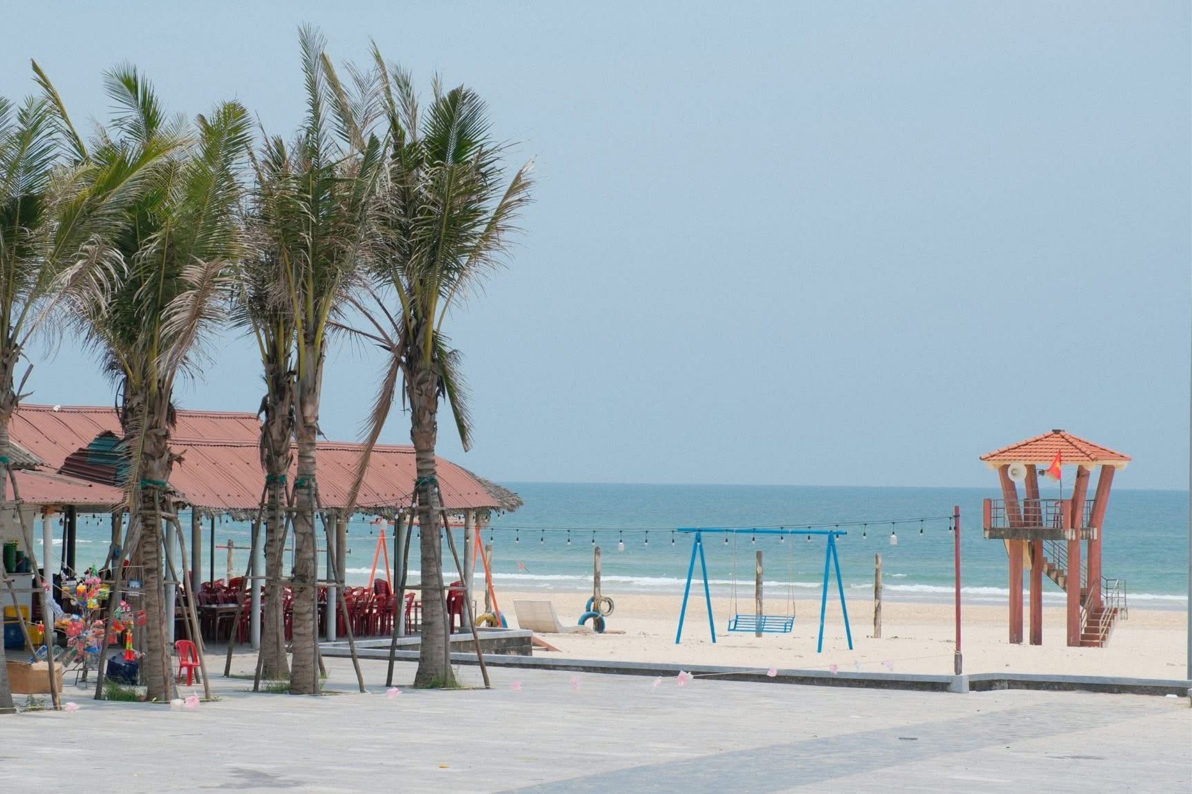 Bờ biển cát trắng chạy dài