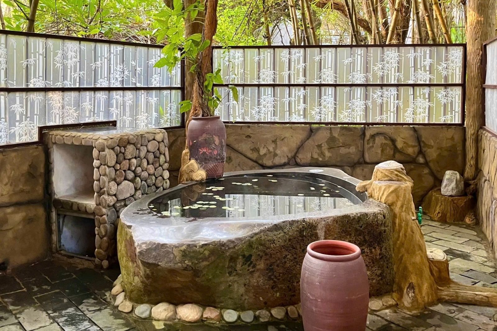 Bồn ngâm khoáng nóng ở Núi Thần Tài  