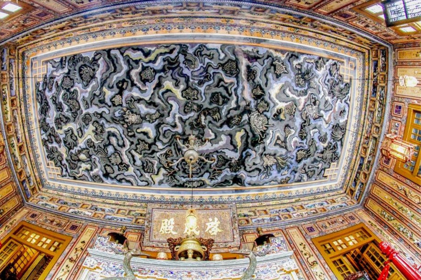 Bức cửu long ẩn vân ở lăng Khải Định 