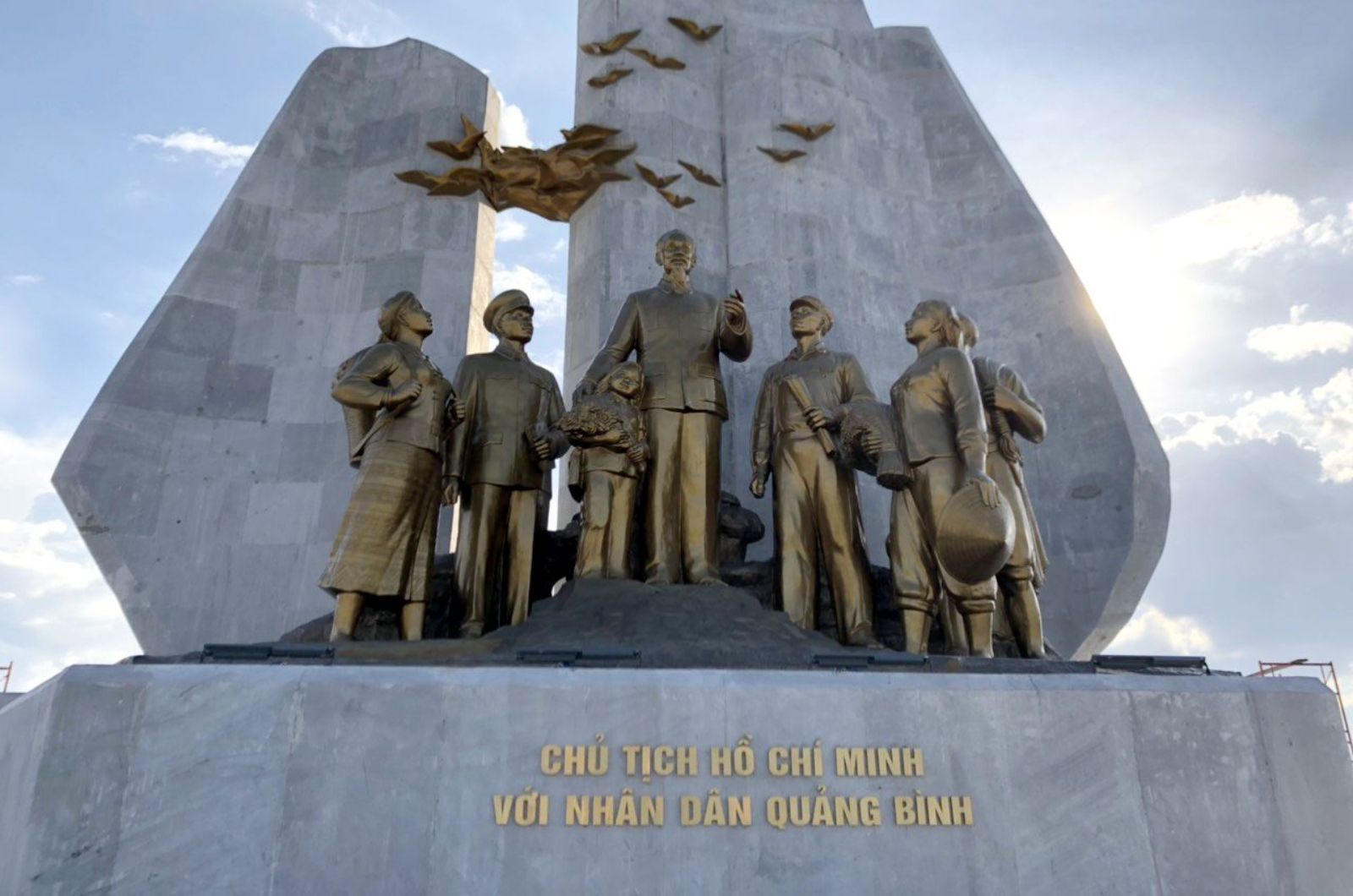 Bức tượng đài ở quảng trường Hồ Chí Minh 