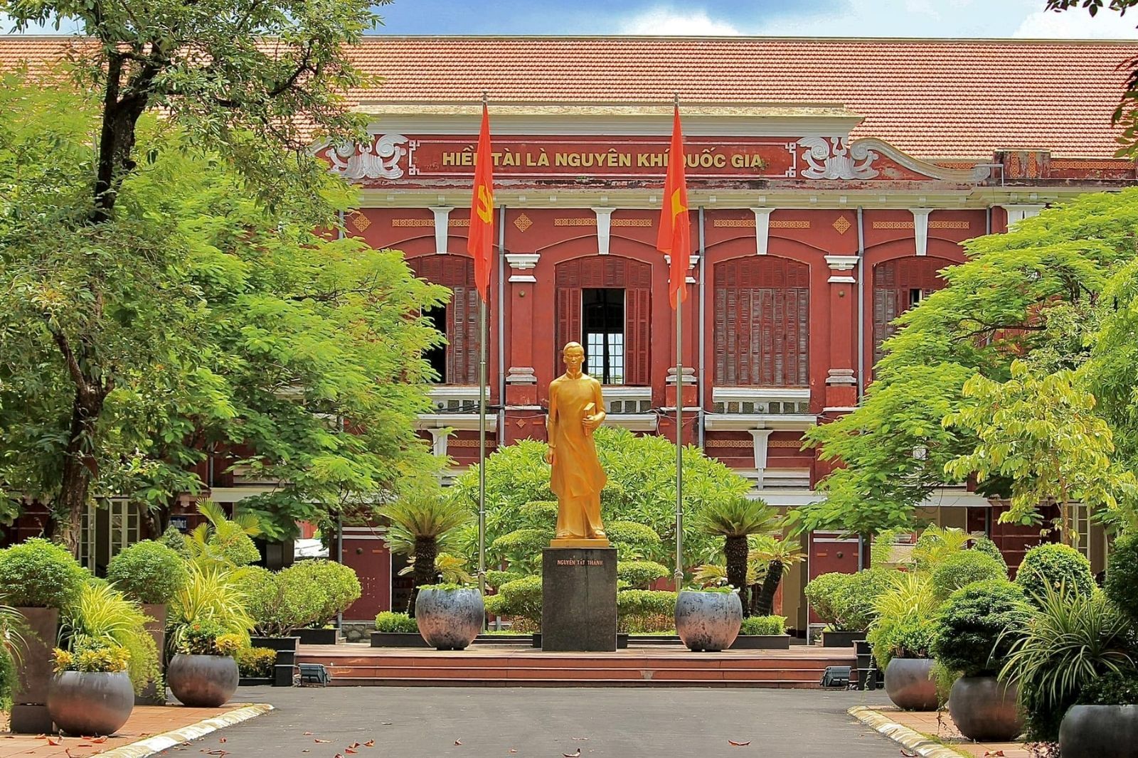 Bức tượng đồng Nguyễn Tất Thành được đặt giữa sân trường