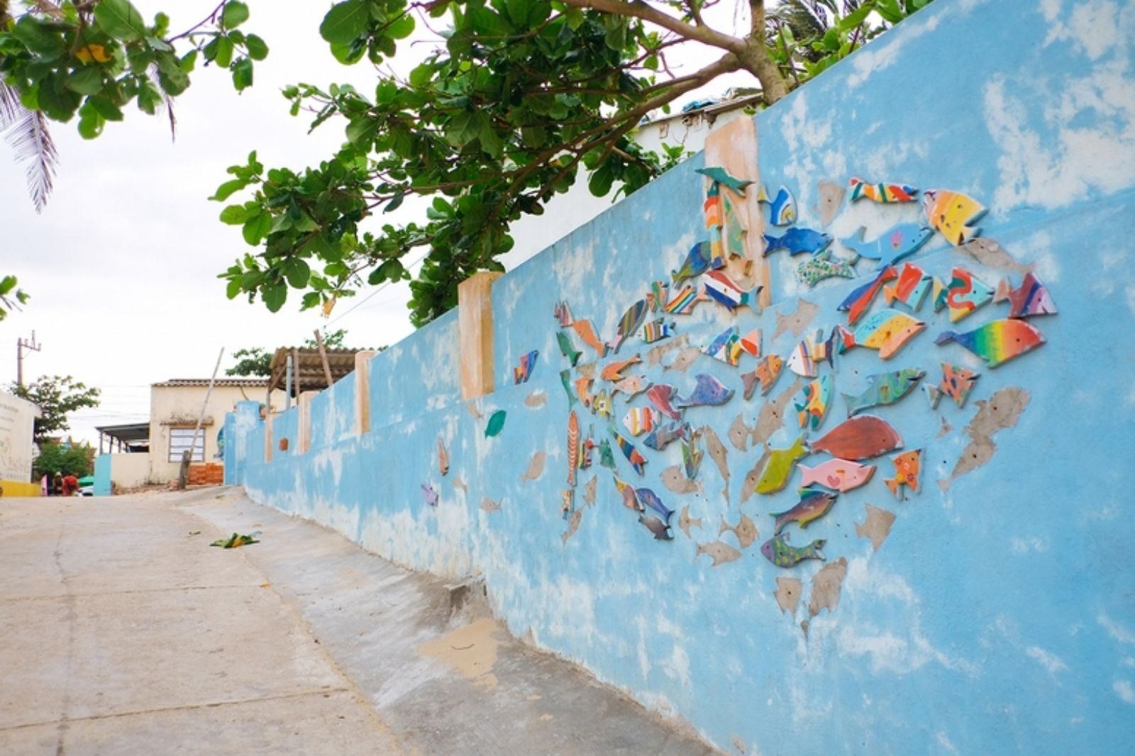 Những bức tường được trang trí bằng phù điêu và hình vẽ