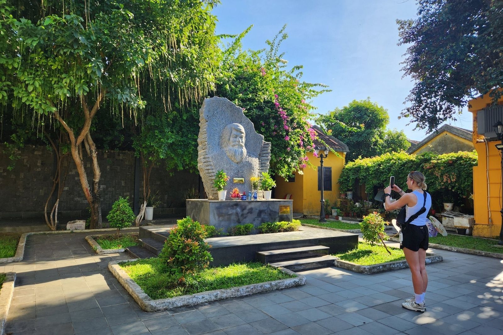 Bức tượng Kazik được đặt ở công viên  