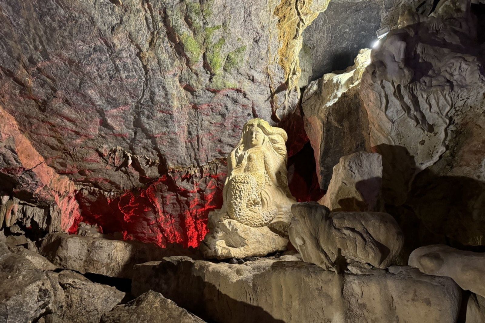 Bức tượng điêu khắc nàng tiên cá được người dân đặt bên trong động