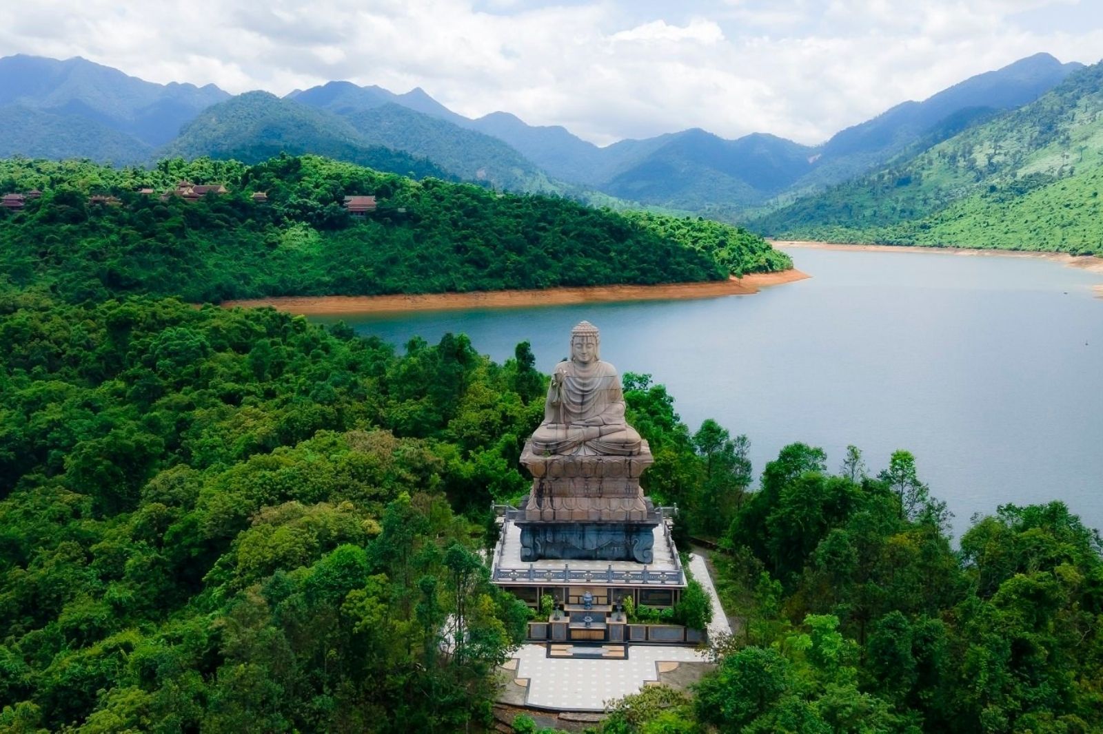 Bức tượng Phật Thích Ca bằng đá