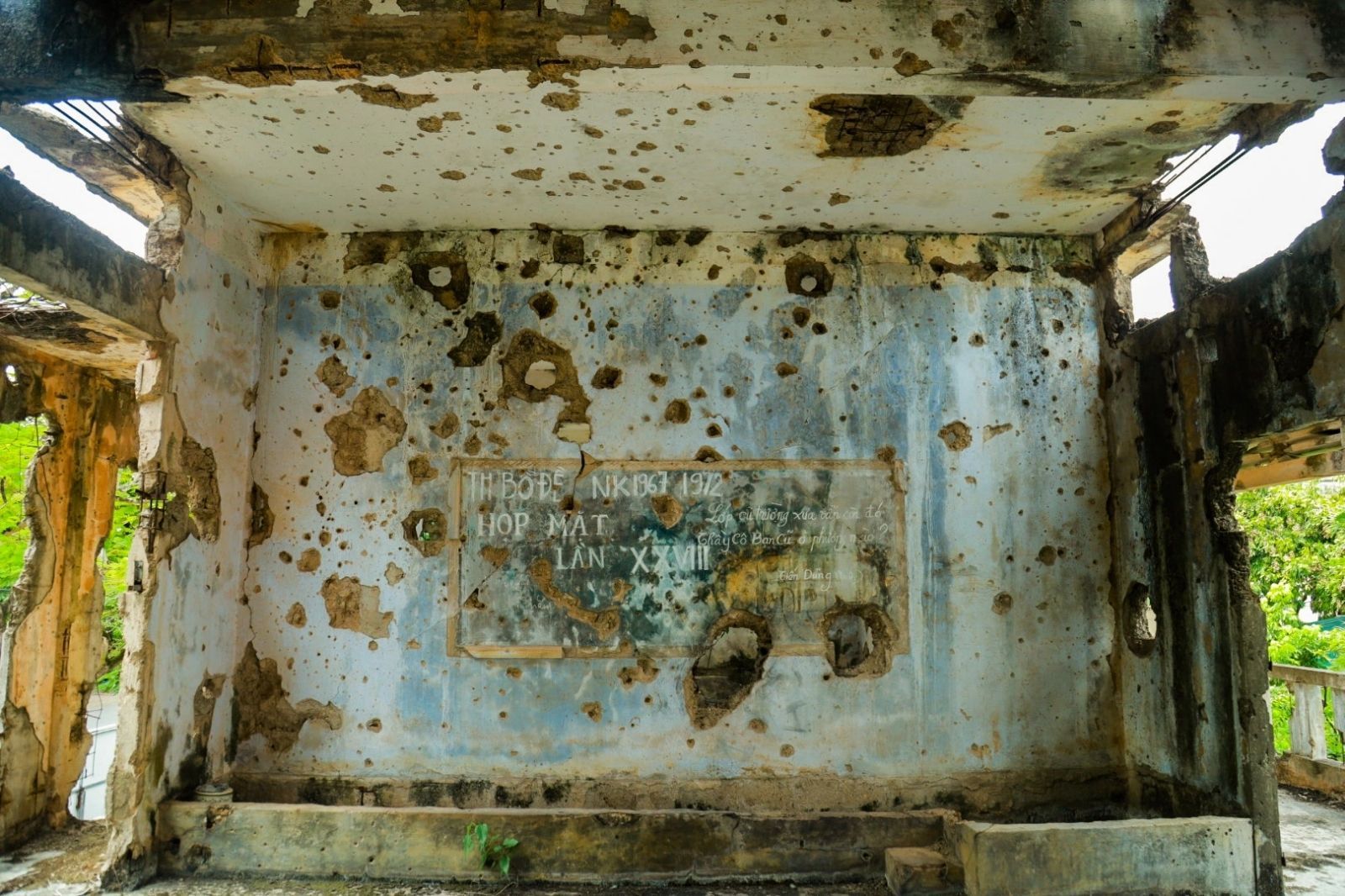 Bức tường với chi chít những vết đạn bom