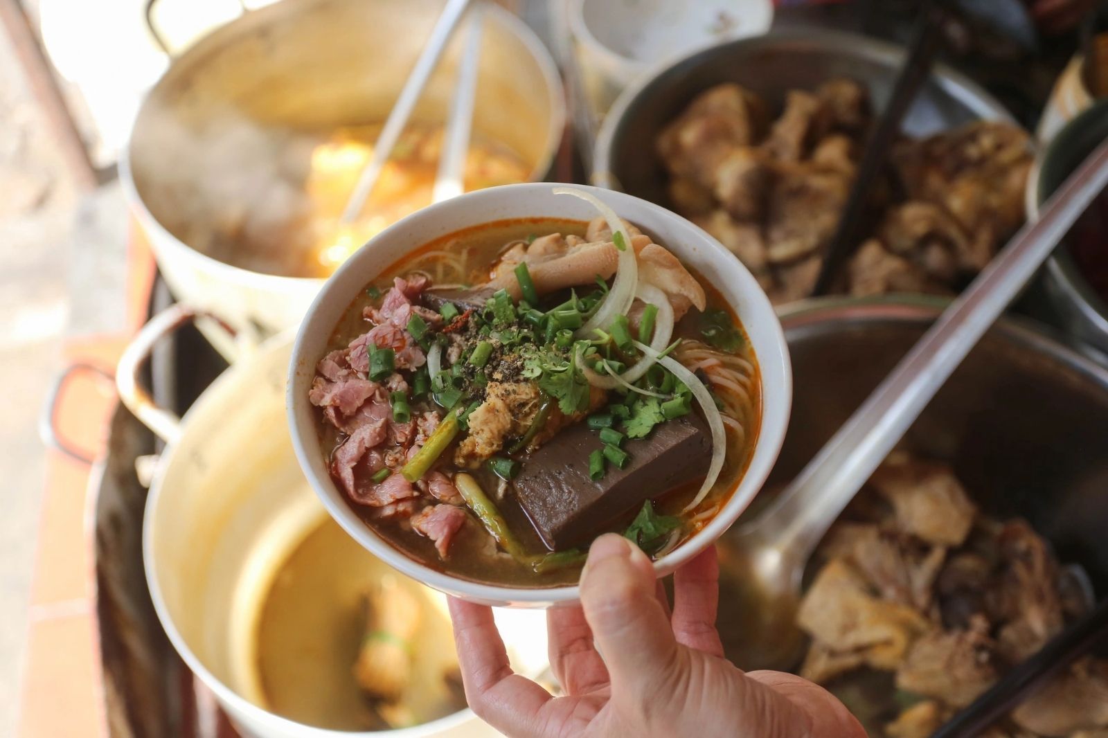 Bún bò được ví như linh hồn ẩm thực dân gian Huế 