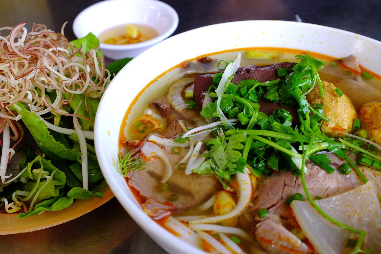 Bún bò Huế sẽ ngon hơn khi ăn kèm rau sống