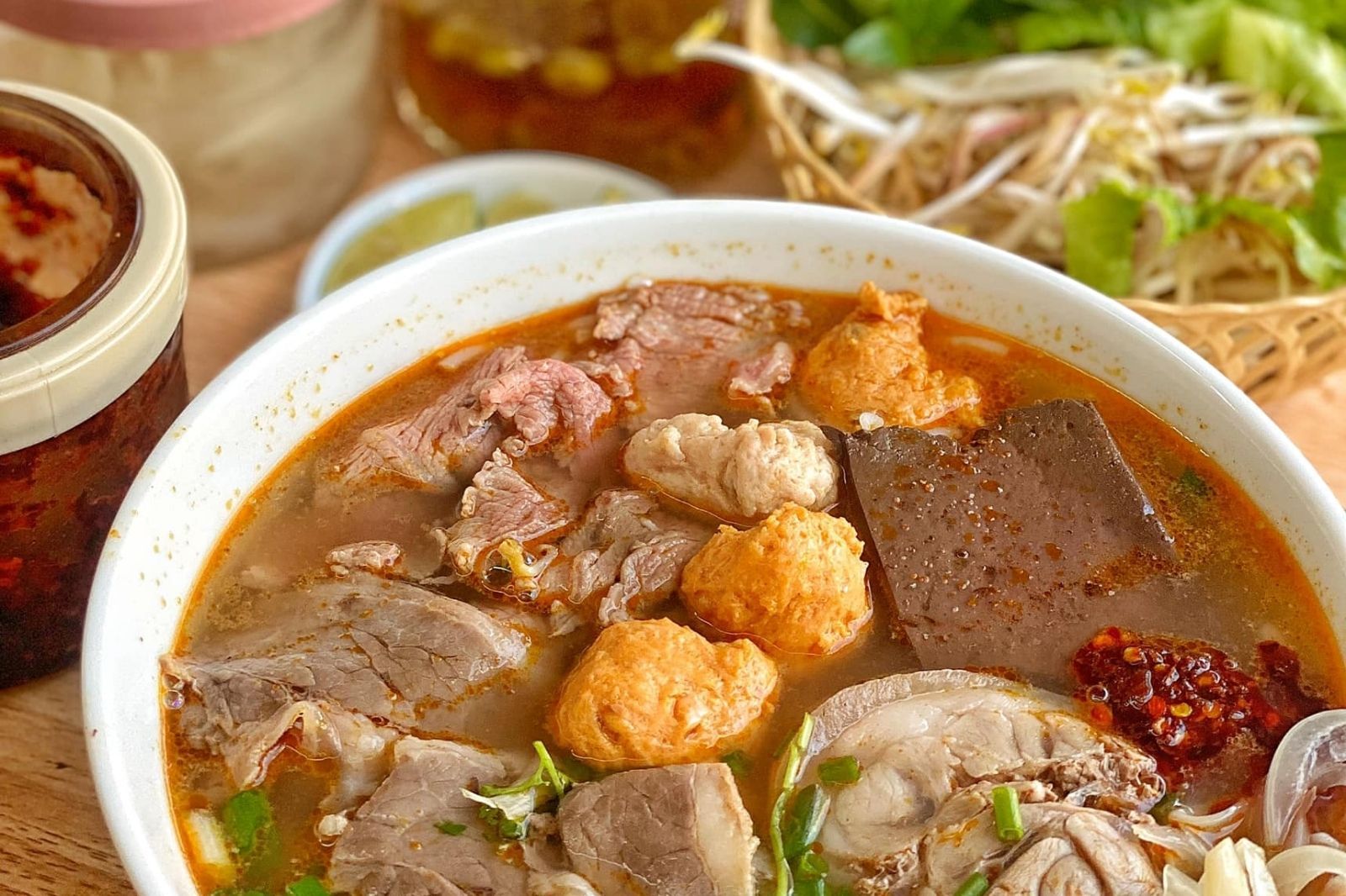 Bún bò Huế thường ăn kèm với rau sống và ớt 