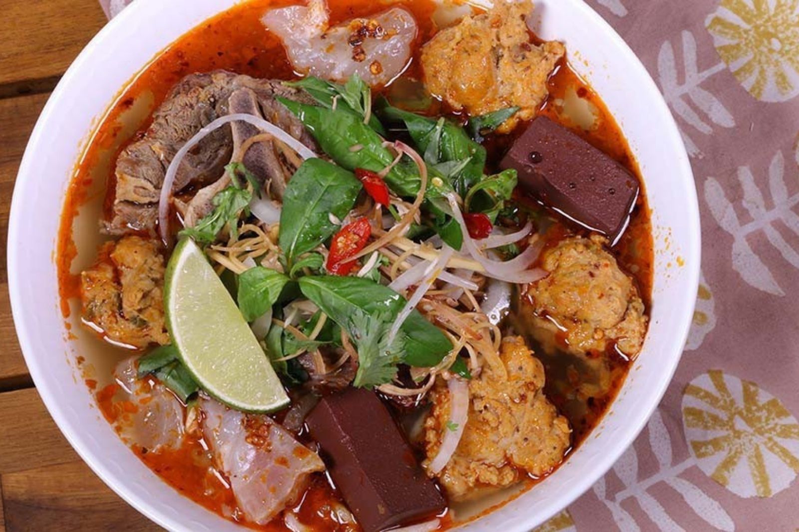 Bún bò mệ Kéo là một trong những địa chỉ nổi tiếng ở Huế