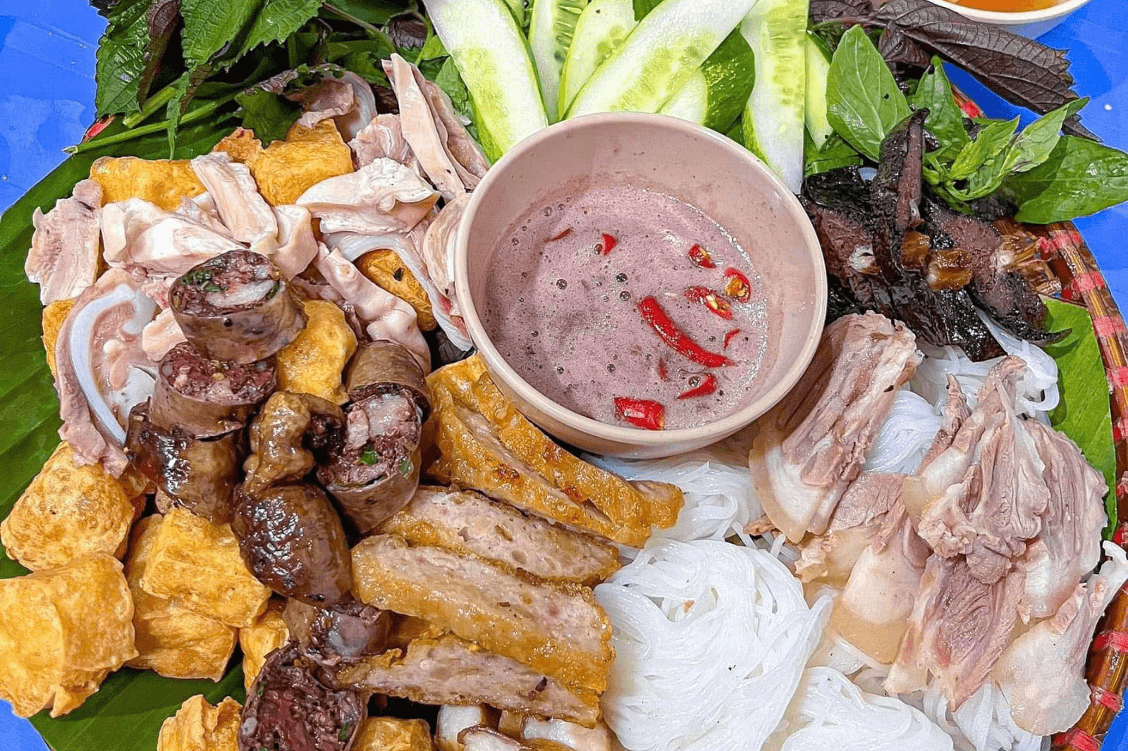 Bún đậu mắm tôm vẫn là món ăn “quốc dân” và được giới trẻ yêu thích