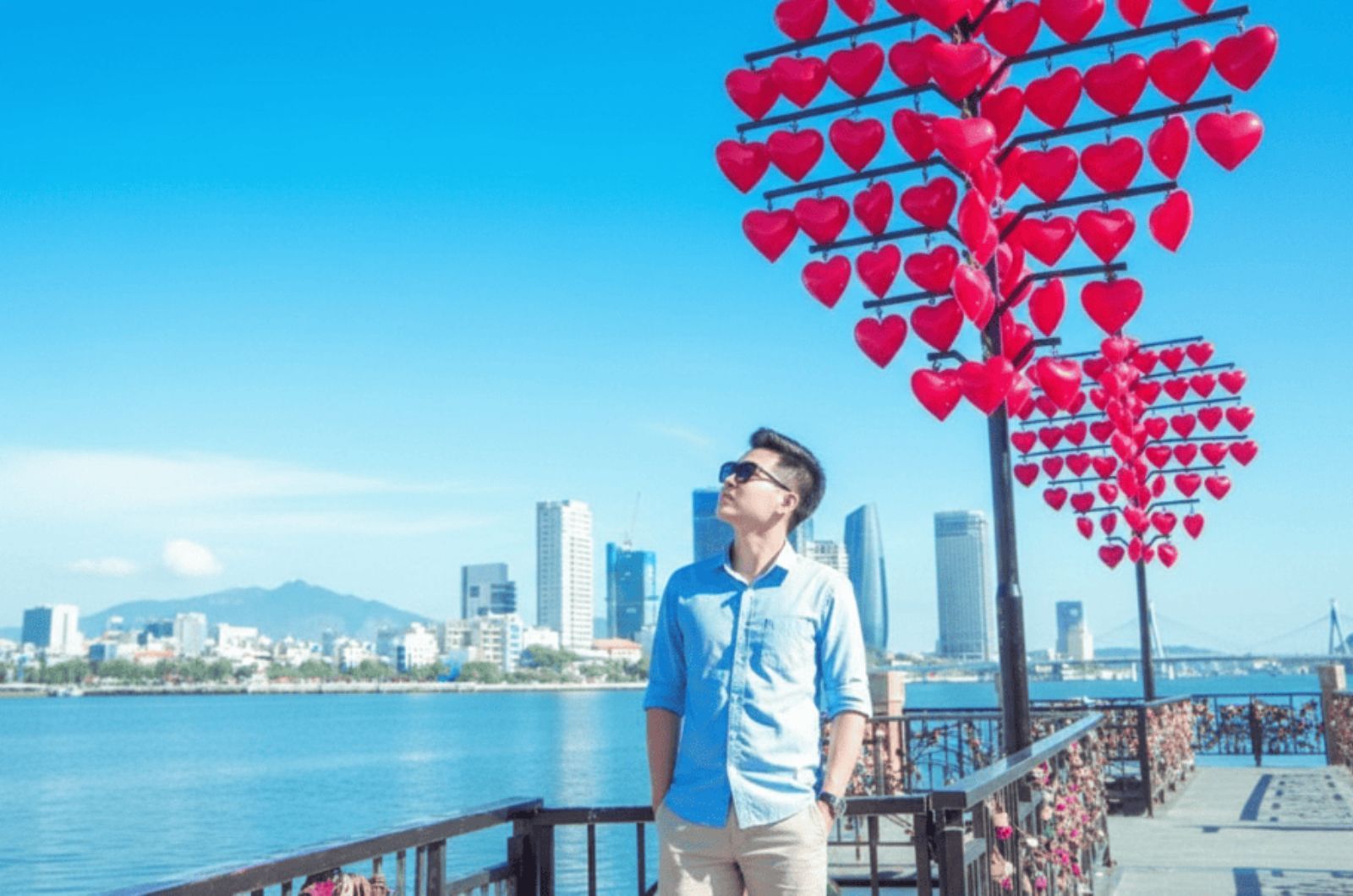 Buổi sáng là thời điểm lý tưởng để tham quan cầu Tình Yêu  