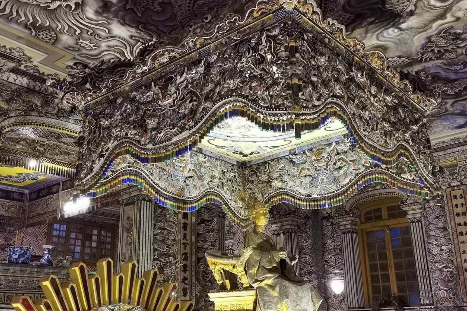 Bửu tán ở trên bức tượng bằng đồng vua Khải Định