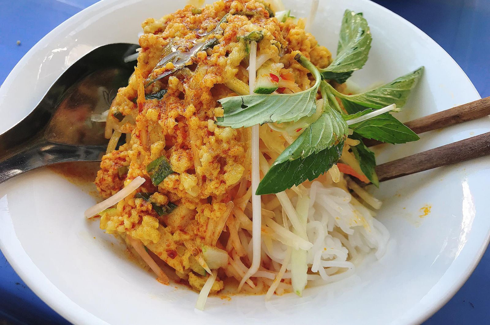 Cá ăn cùng bún là cá xay chiên giòn 