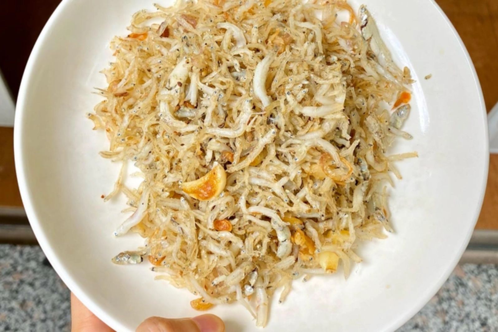 Cá cơm sữa khô ưu tiên sử dụng để làm món cá khô bóp khế Quảng Bình