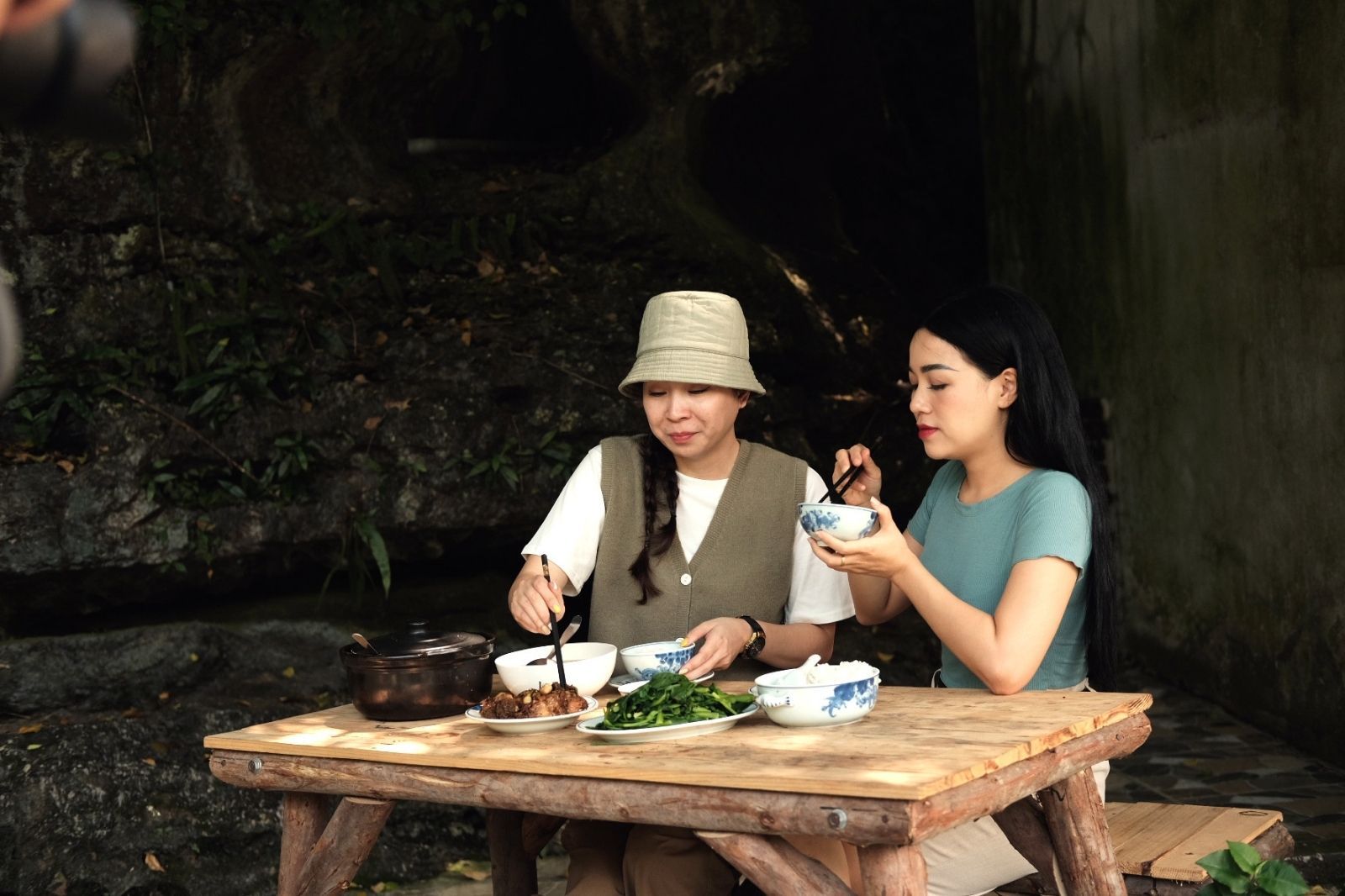 Cá kho gáo thường ăn với cơm nóng và rau luộc 